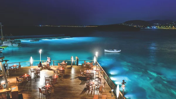 Εξωτισμός και μεσογειακή φινέτσα στα ωραιότερα ντεκ της Αττικής