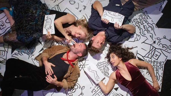 Το 'Noted' είναι ένα τρενάκι του λούνα παρκ επί σκηνής