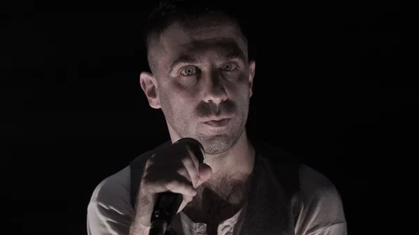 Ο Άρης Μπινιάρης δεν χάνει ποτέ τη σχέση του με το "Θείο τραγί"