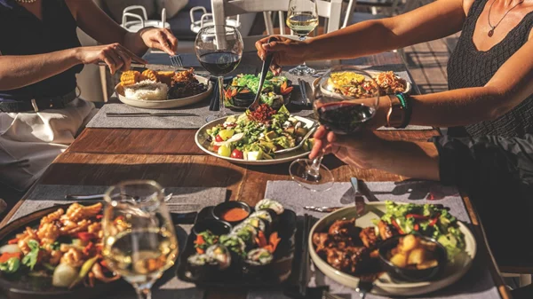 Duende & Natsumi: Δύο κόσμοι γεύσης, μία εμπειρία στο Crystal Waters