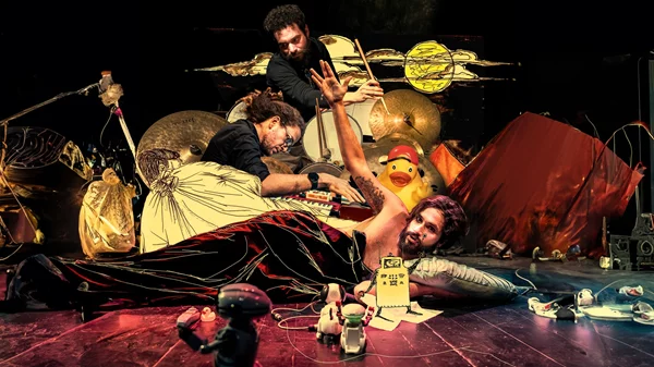 "Νυξ": Ο Γιάννης Νιάρρος έρχεται με "Λος Ιστορίας Περίεργας" στο θέατρο Σημείο