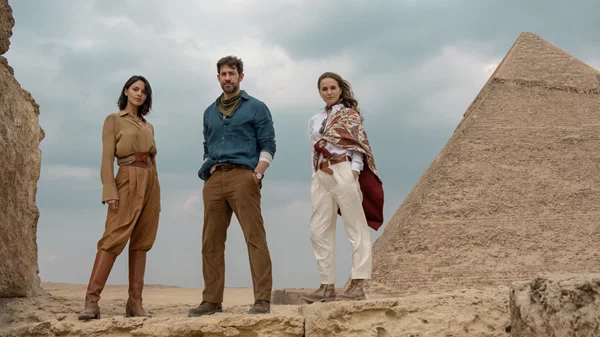 Ο Τζον Κραζίνσκι με αέρα Ιντιάνα Τζόουνς στο τρέιλερ του "Fountain of Youth"