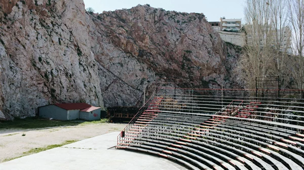 Όλα όσα θα δούμε στο Θέατρο Βράχων φέτος το καλοκαίρι