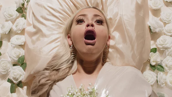 "Ρέκβιεμ για τη Σελίνα": Μια ωμή και ειλικρινής ιστορία για το μάταιο κυνήγι της αποδοχής