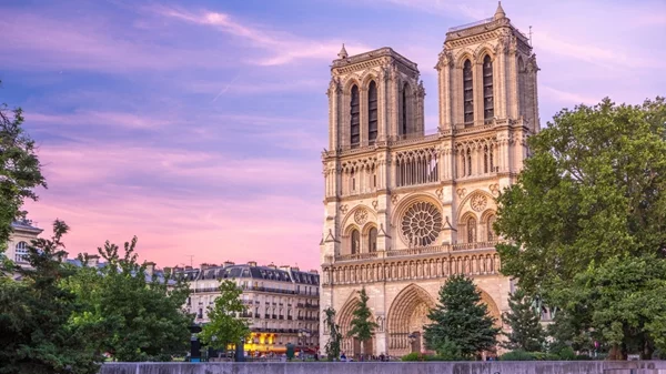 Η Παναγία των Παρισίων: Το εμβληματικό μνημείο άνοιξε ξανά τις πύλες του