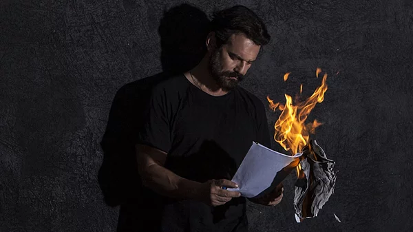 "Ο Σαίξπηρ ζει στο καταφύγιο": Το θεατρικό ρέκβιεμ του Γιώργου Σκούρτη στο θέατρο Μικρός Κεραμεικός