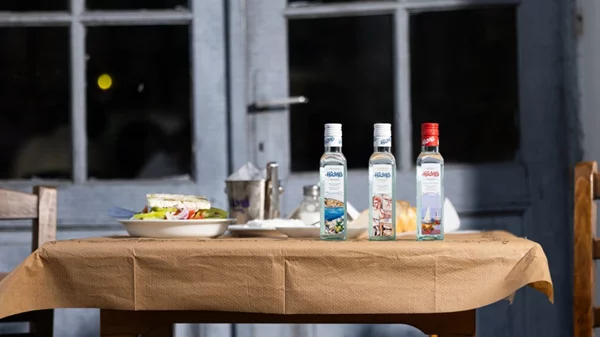 "Ωδή στον Τόπο μας": Ένα ταξίδι στις αυθεντικές ελληνικές στιγμές με το Ηδωνικό