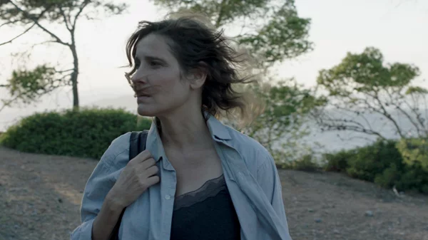 Η σκηνοθέτρια Αλίκη Δανέζη-Κνούτσεν και ένας ορμητικός έρωτας "Τόσο Κοντά, Τόσο Μακριά"