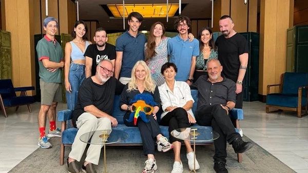 Ο Μάικ ο Φασολάκης κάνει "Πάρτυ!" στο θέατρο Ήβη