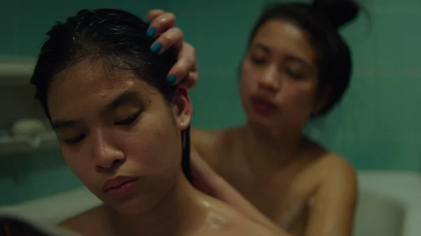 Ο Άκης Καπράνος γράφει για το "Αγία Έμυ"