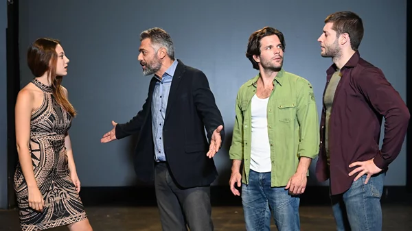 "Cock": Μια έξυπνη κωμωδιά για τη σεξουαλική ταυτότητα