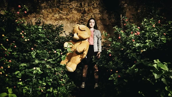 To "Dark Vanilla Jungle" μιλά για την κακοποίηση κάπου ανάμεσα στο ρεαλισμό και το όνειρο