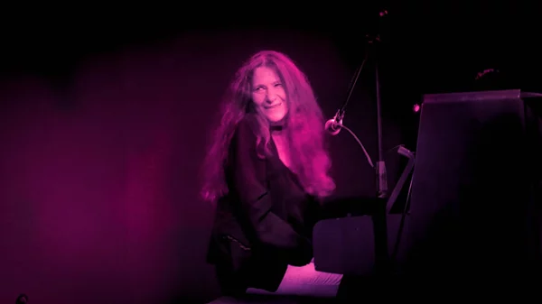 Η Μαρίκα Κλαμπατσέα τραγουδά για "Eros"