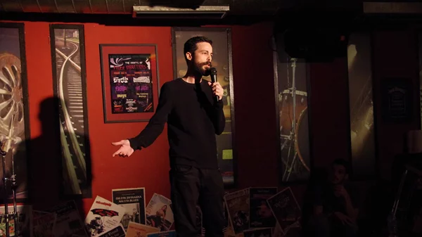 Ο Γιώργος Καραμανλής κόλλησε το μικρόβιο του stand up όταν πεταγόταν στο μάθημα και γελούσαν οι συμμαθητές του