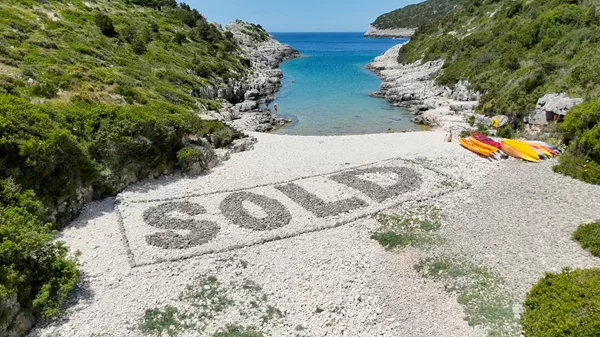 "Πωλήθηκε": Μια ηχηρή δήλωση για την εμπορευματοποίηση της φύσης