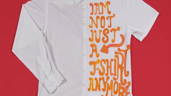 Πώς ένα λευκό t-shirt γίνεται καμβάς στα χέρια σύγχρονων εικαστικών