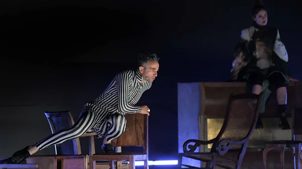 Updated | "Όνειρο ενός γελοίου": Νέες ημερομηνίες για την παράσταση των Άρη Σερβετάλη και Έφης Μπίρμπα