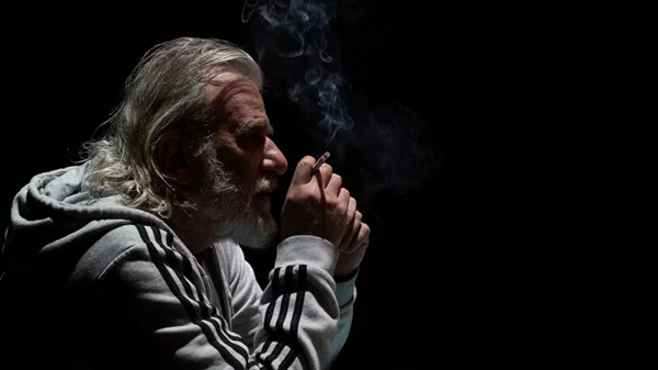 Ο Γιώργος Νινιός επιστρέφει με το "Τσιτάχ. Η ερημιά του τερματοφύλακα" σε μια από τις καλύτερες στιγμές του