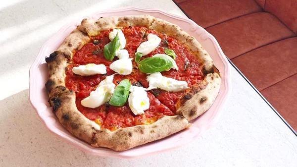 Η πίτσα του Etien έφτασε στην πλατεία Βραζιλίας