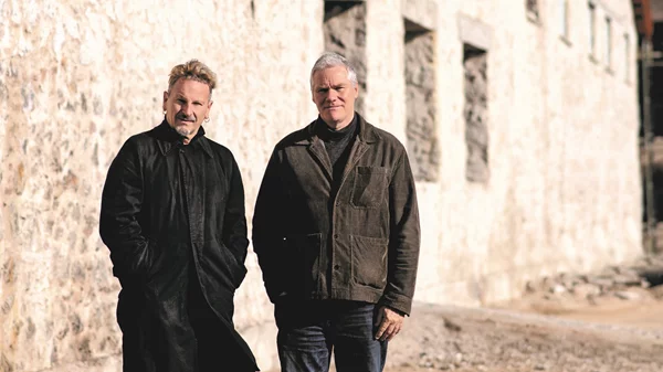 Η ώρα της Ελευσίνας: Μιλήσαμε με τον Μιχαήλ Μαρμαρινό και τον Chris Baldwin όσο η πόλη βρίσκεται σε δημιουργικό αναβρασμό