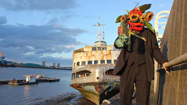 "Ας τραγουδήσουμε στο εύθραυστο καράβι της ύπαρξής μας": Ένα ταξίδι εξερεύνησης στα "σπλάχνα" του Δημοτικού Θεάτρου Πειραιά