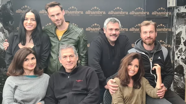 Η τραγικωμωδία "Κάθε πέρσι και του χρόνου" παίρνει σάρκα και οστά στο Θέατρο Αλάμπρα