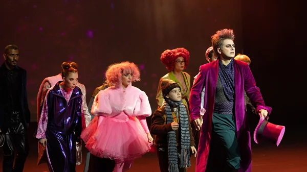 "Ο Τσάρλι και το εργοστάσιο σοκολάτας": Πρώτες φωτογραφίες από το μιούζικαλ που ανεβάζει ο Γιώργος Βάλαρης