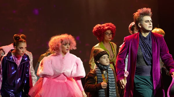 "Ο Τσάρλι και το Εργοστάσιο Σοκολάτας": Ο Γιώργος Βάλαρης σκηνοθετεί το διάσημο μιούζικαλ του Μπρόντγουεϊ για μικρούς και μεγάλους στο EMBASSY Theater