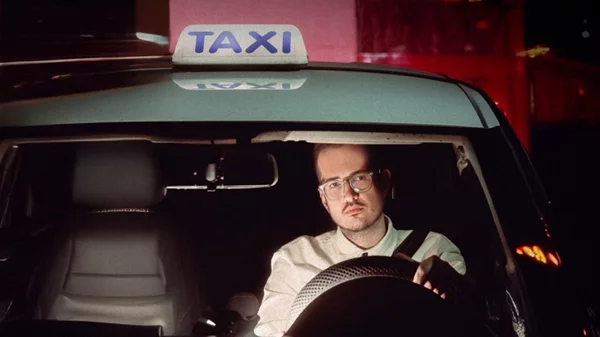 O Θανάσης Σαμαράς κυκλοφορεί 'Ελεύθερος' στο Θέατρο Noūs