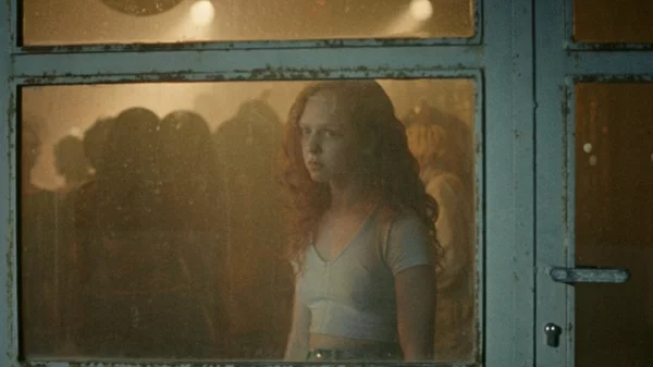 Η Θέλγια Πετράκη υμνεί τη νεανική αγάπη στις γλυκόπικρες "400 Κασέτες"