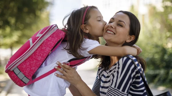 10 θετικές φράσεις που μπορούμε να λέμε στα παιδιά όταν τα αφήνουμε στο σχολείο