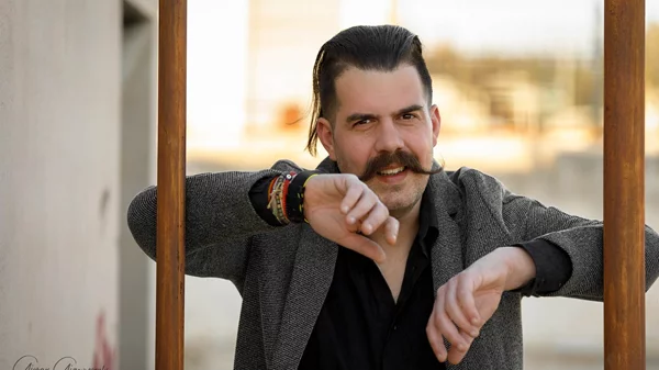 Τρπλό θεατρικό "κτύπημα" επιχειρεί ο Ηλίας Καρελλάς