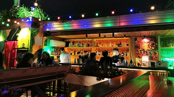 "Λοκάλι": Στην ταράτσα με αγαύη