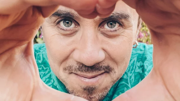 Ο Θανάσης Τσαλταμπάσης στο ρόλο του "Όσκαρ"