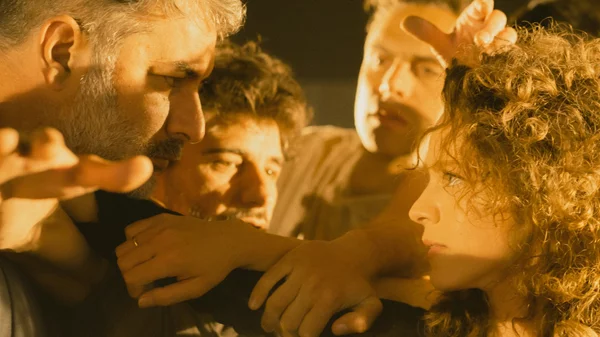 Οι πρώτες φωτογραφίες της "Αντιγόνης" σε σκηνοθεσία του Τσέζαρις Γκραουζίνις