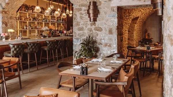 Μεδίκων: Γεύσεις Μάνης με θέα το λιμανάκι του Αγίου Νικολάου