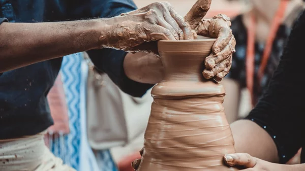 "Στρώvουμε το τραπέζι του Τρύγου" στο Tales in Tiles