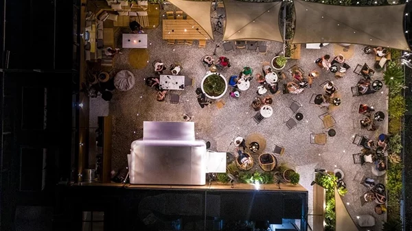 Ανεβάζοντας την μπάρα: 12 έξοχα μπαρ σε αθηναϊκές ταράτσες