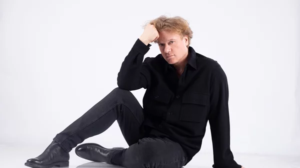 Ο Πέτρος Γαϊτάνος τραγουδά για καλό σκοπό