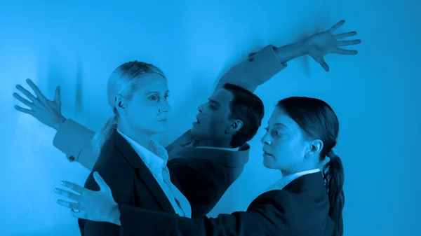 "Καταραμένος κόσμος": Κλιματική αλλαγή και τεχνητή νοημοσύνη στο θρίλερ του Βασίλη Μαυρογεωργίου