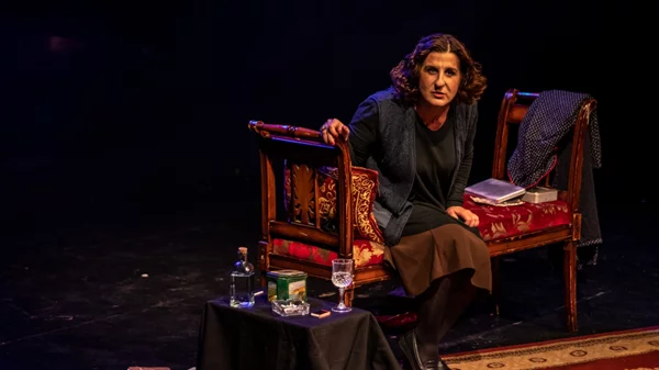 "Ρόζα Εσκενάζυ, η βασίλισσα του Ρεμπέτικου" μετακομίζει στην Αθήνα με πρωταγωνίστρια την Παυλίνα Χαρέλα