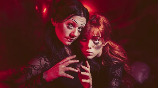 Τζούλη Τσόλκα & Φιλίππα Κουτούπα: "Το "Evelyn Evelyn" είναι μια ιστορία για το δικαίωμα να είσαι ο εαυτός σου"