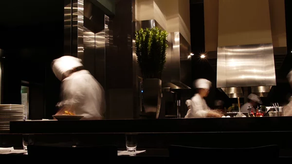 Χρυσοί Σκούφοι 2025: Εσύ ψήφισες το δικό σου αγαπημένο εστιατόριο;