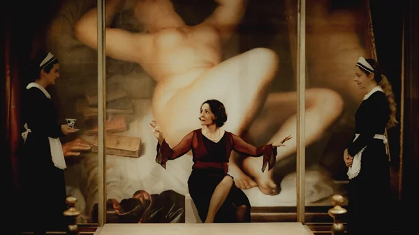 "Οι δούλες": Ένα ατέρμονο "παιχνίδι" ρόλων που αιχμαλωτίζει τον θεατή