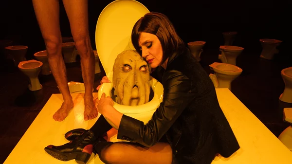 "Pomona": Πρώτες φωτογραφίες από την μυστηριώδη παράσταση του Θωμά Μοσχόπουλου