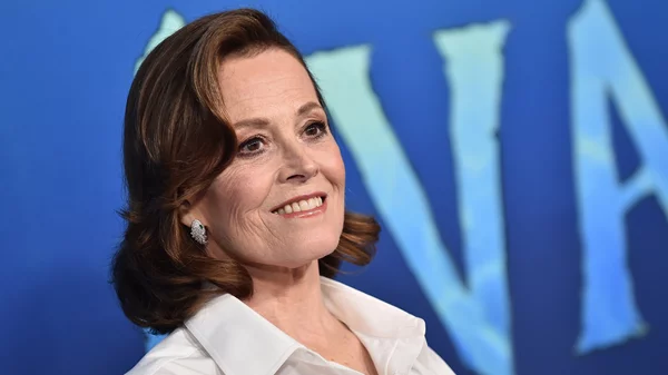 Η Σιγκούρνι Γουίβερ μεταμορφώνεται σε Πρόσπερο στο Γουεστ Εντ