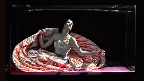 Έξτρα παραστάσεις για την "Amalia melancholia, η βασίλισσα των φοινίκων"