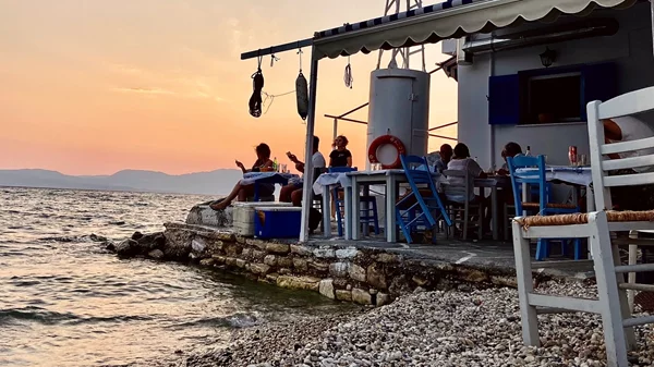 Ο "Φάρος" στον Μύτικα είναι μία ψαροταβέρνα-εμπειρία