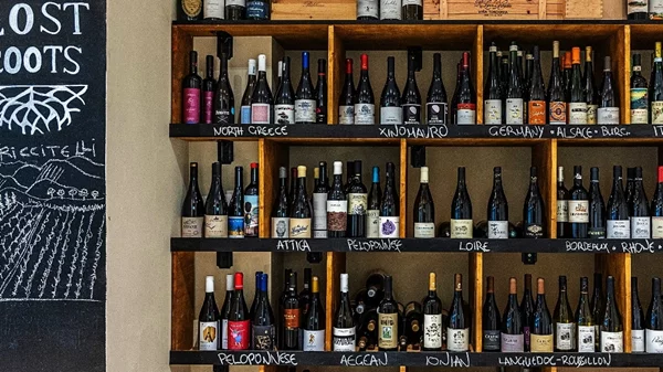 Το "Lost Roots" είναι ένα wine bar με βαθιές οινικές ρίζες