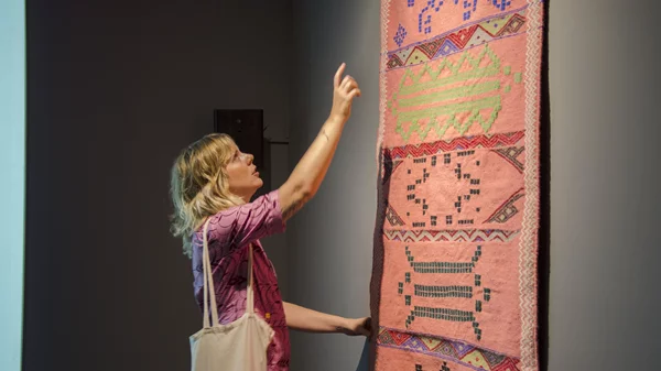 "Συμβιωτικά": Η γυναικεία καλλιτεχνική δημιουργία κυριαρχεί στη νέα έκθεση του ΕΜΣΤ